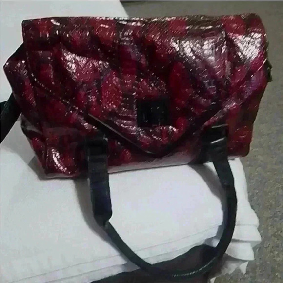 EUC BCBGeneration RED & BLACK PATENT FAUX SNAKE EMBOSSED SHOULDER/ CROSSBODY BAG - Picture 16 of 16